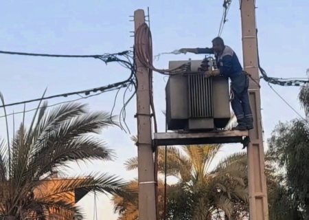 از حاشیه تا متن؛واکاوی ویدیوی اطفای حریق کابل برق/ تماشای جان‌فشانی مأمور برق در یکی از داغ‌ترین روزهای جهرم