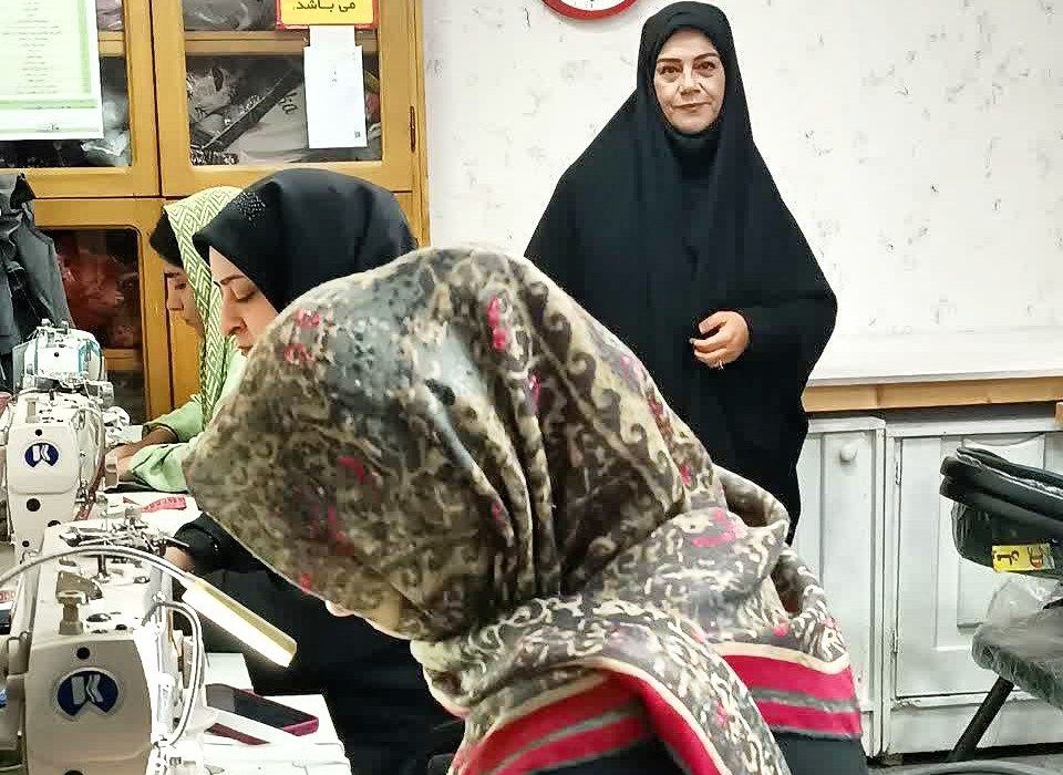 بانویی که ۵۰ زن جهرمی را پای چرخ خیاطی نشاند
