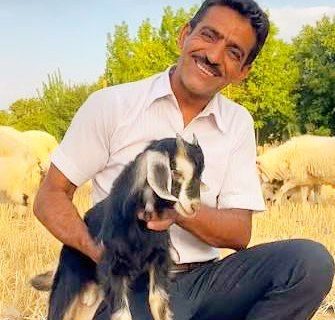 عباس برزگر؛ کارآفرینی جهانی از دل کوه‌های بوانات| پاسخ صمیمانه برزگر به دعوت هفته جهرم: من پای گله‌ام!